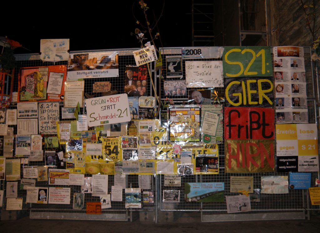 Der Bauzaun in Stuttgart am Hauptbahnhof Kopfbahnhof Nordausgang, Oktober 2011